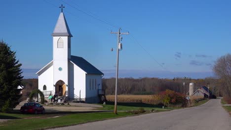 Los-Feligreses-Llegan-A-Una-Bonita-Iglesia-Blanca-En-El-Campo.