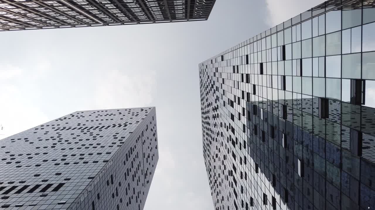 rascacielos de vidrio modernos contra el cielo