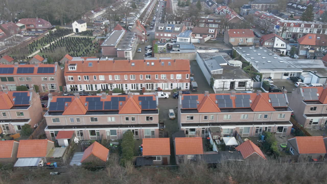 Dolly-luchtopname van een buitenwijk met zonnepanelen op daken