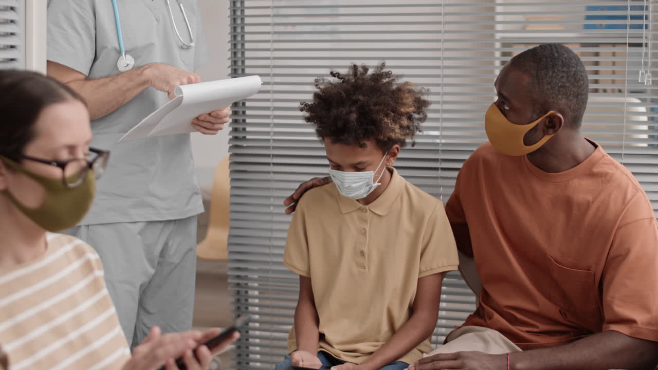 아프리카 소년이 의료 사무실에 초대되었습니다.