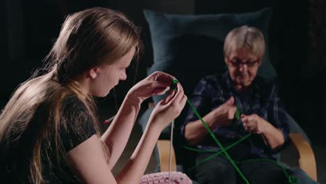 la nieta y la abuela tejiendo juntas