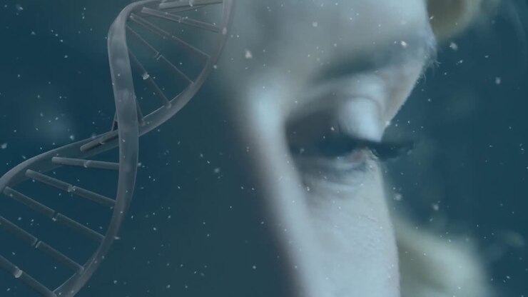 Animazione di un filamento di DNA sull'occhio azzurro di una donna