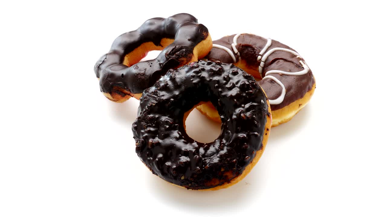Donuts de chocolate sobre un fondo blanco.