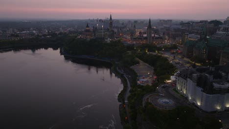 Disparo-De-Un-Dron-Al-Amanecer-En-El-Centro-De-Ottawa,-Que-Muestra-El-Río-Ottawa,-La-Corte-Suprema-Y-El-Parlamento-Canadiense