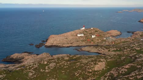 Leuchtturm-An-Der-Küste.-Der-Leuchtturm-Lindesnes-Ist-Ein-Küstenleuchtturm-An-Der-Südlichsten-Spitze-Norwegens.