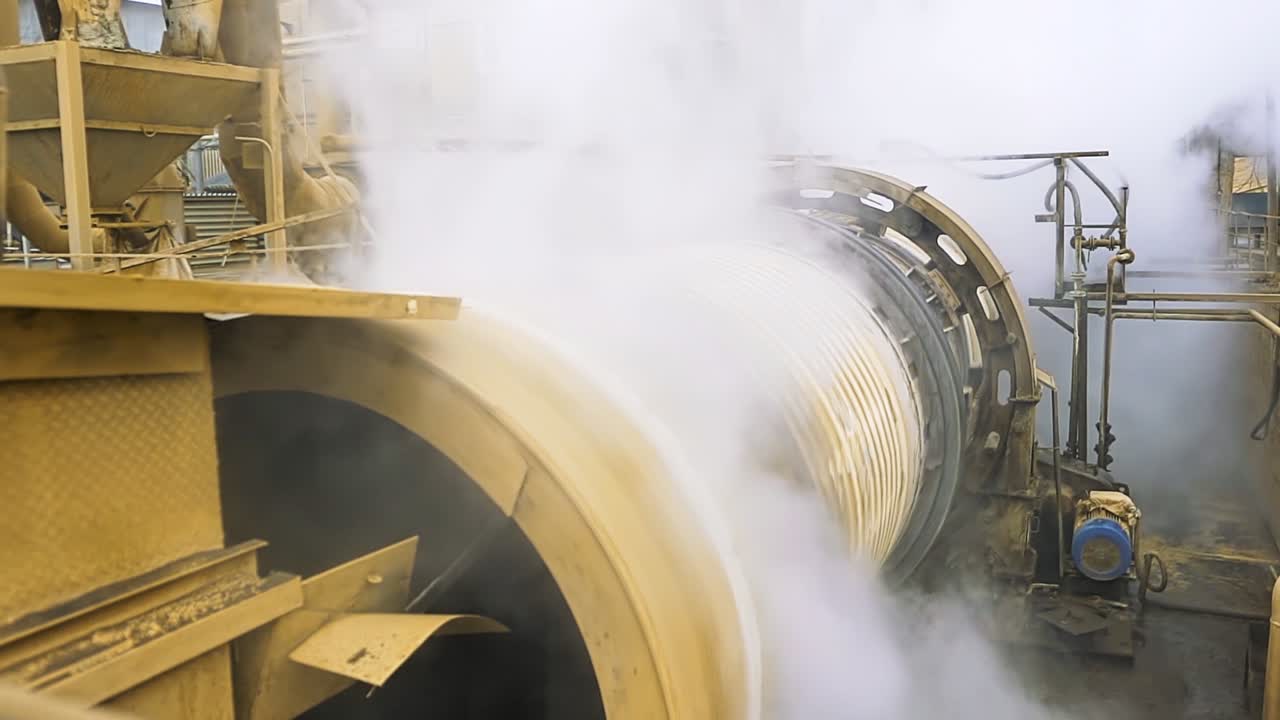 증기 및 회전 장비를 가진 산업 가공 시설