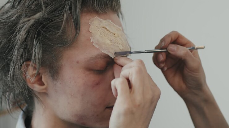 Applicare trucco con SFX su un uomo