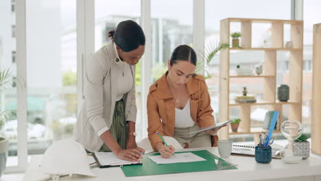 Consultoría-De-Trabajo-En-Equipo,-Tableta-O-Mujer-De-Negocios