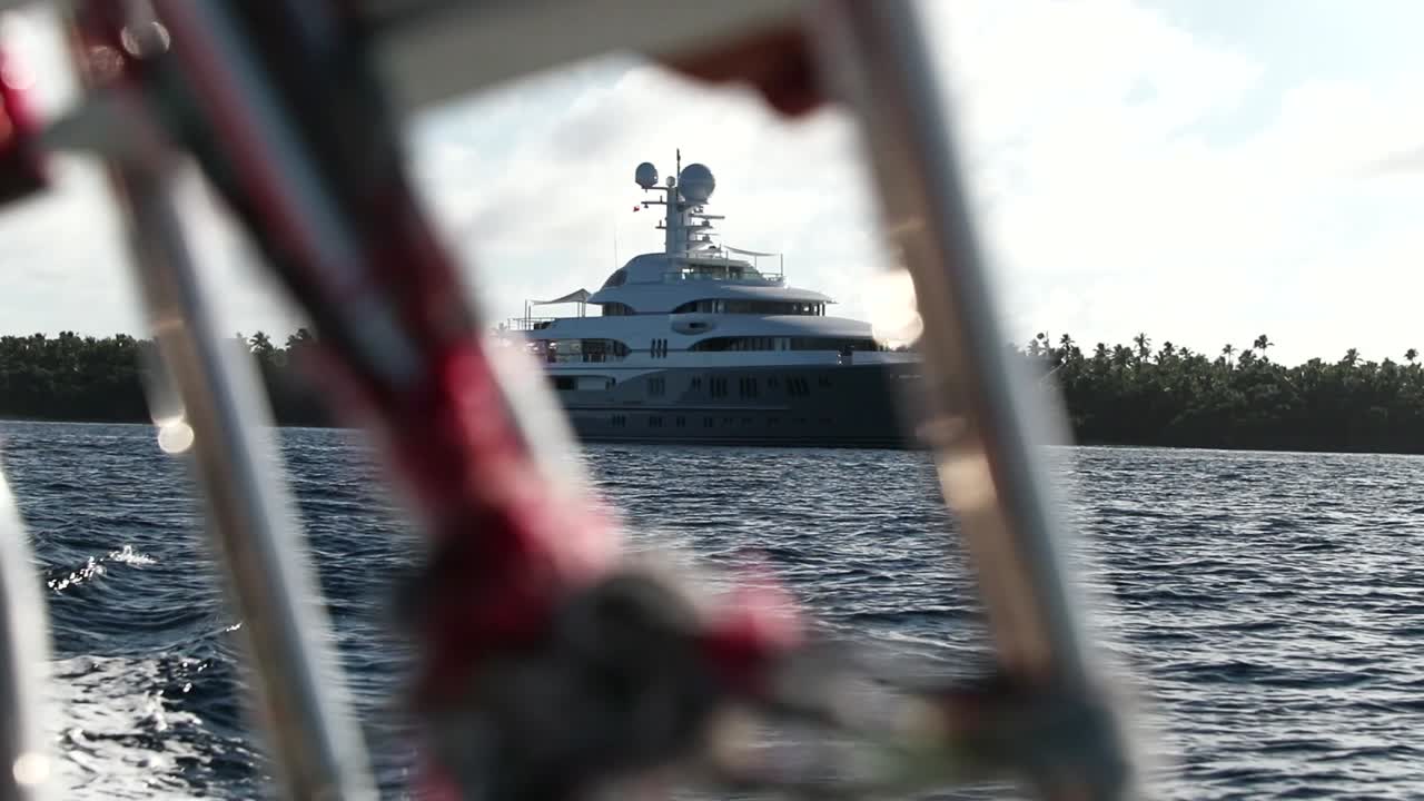 Vedute dello yacht dal tender - bokeh - inquadratura media