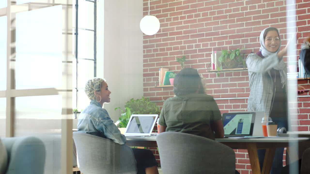 разнообразная команда в современном офисном зале заседаний