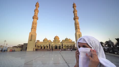 retrato de una mujer con hijab disfrutando del amanecer, puesta de sol vista de la mezquita de el mina en hurghada, egipto