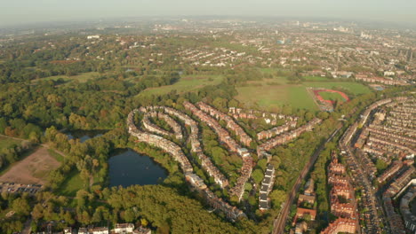 Toma-Aérea-Sobre-El-Barrio-Rico-De-Hampstead-Heath,-Londres