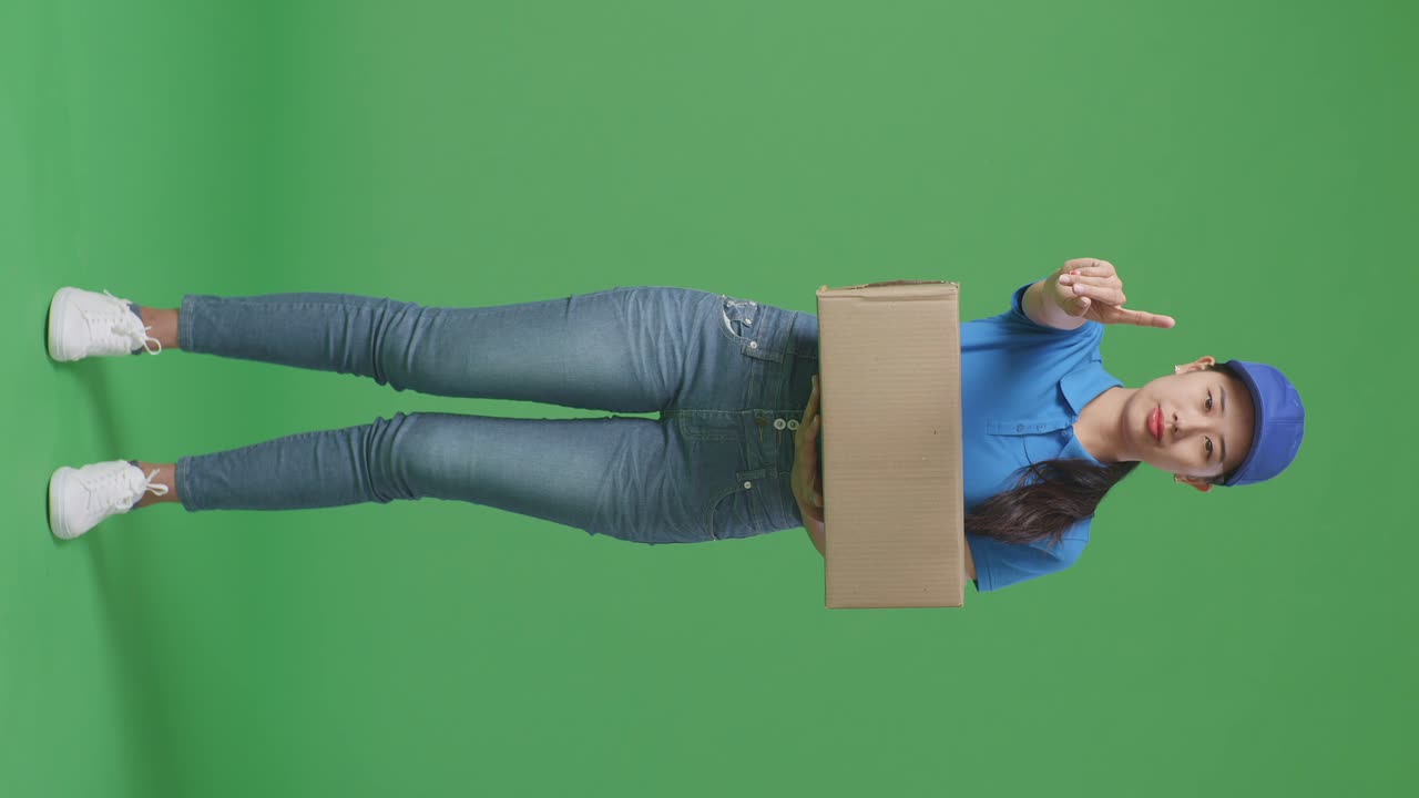 persona de entrega que sostiene la caja y señala