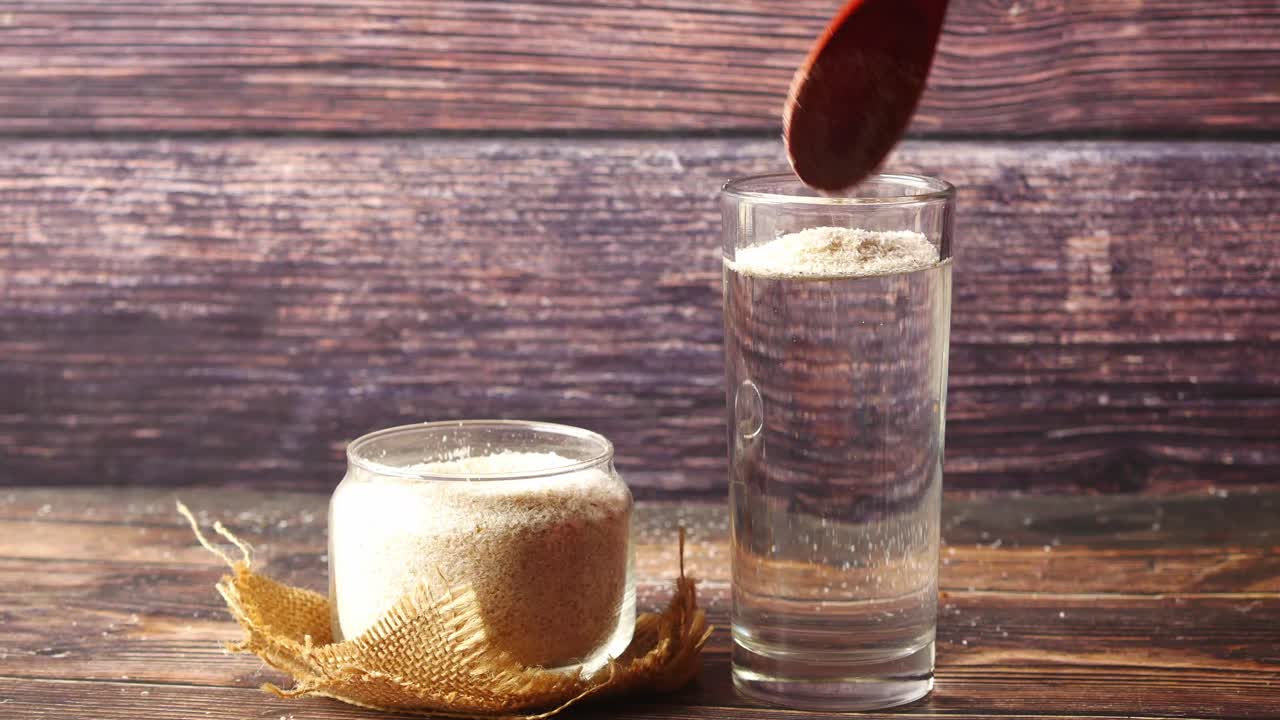 파우더로 건강한 음료를 준비하는 것