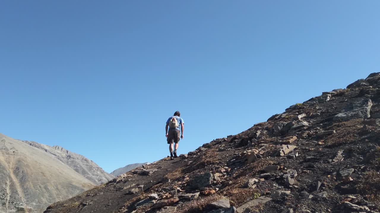 caminante ascendiendo cuesta arriba caminando dando vueltas cangrejo kananaskis alberta canadá