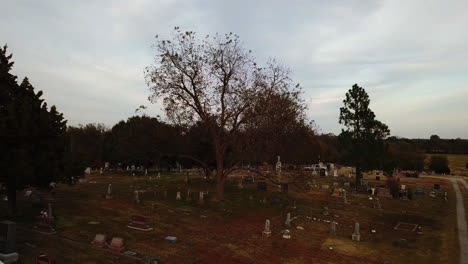 Langsamer-Flug-Durch-Einen-Friedhof-Mit-Sterbendem-Licht