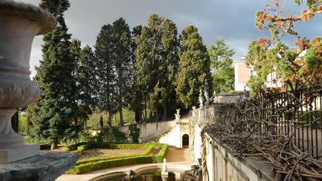 Asomándose-Lateralmente-A-Un-Jardín-Barroco