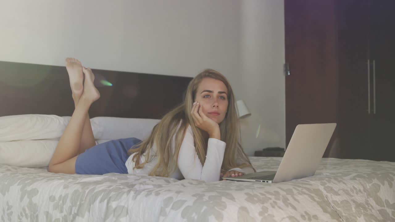 кавказская женщина самоизоляция дома во время пандемии коронавируса covid19