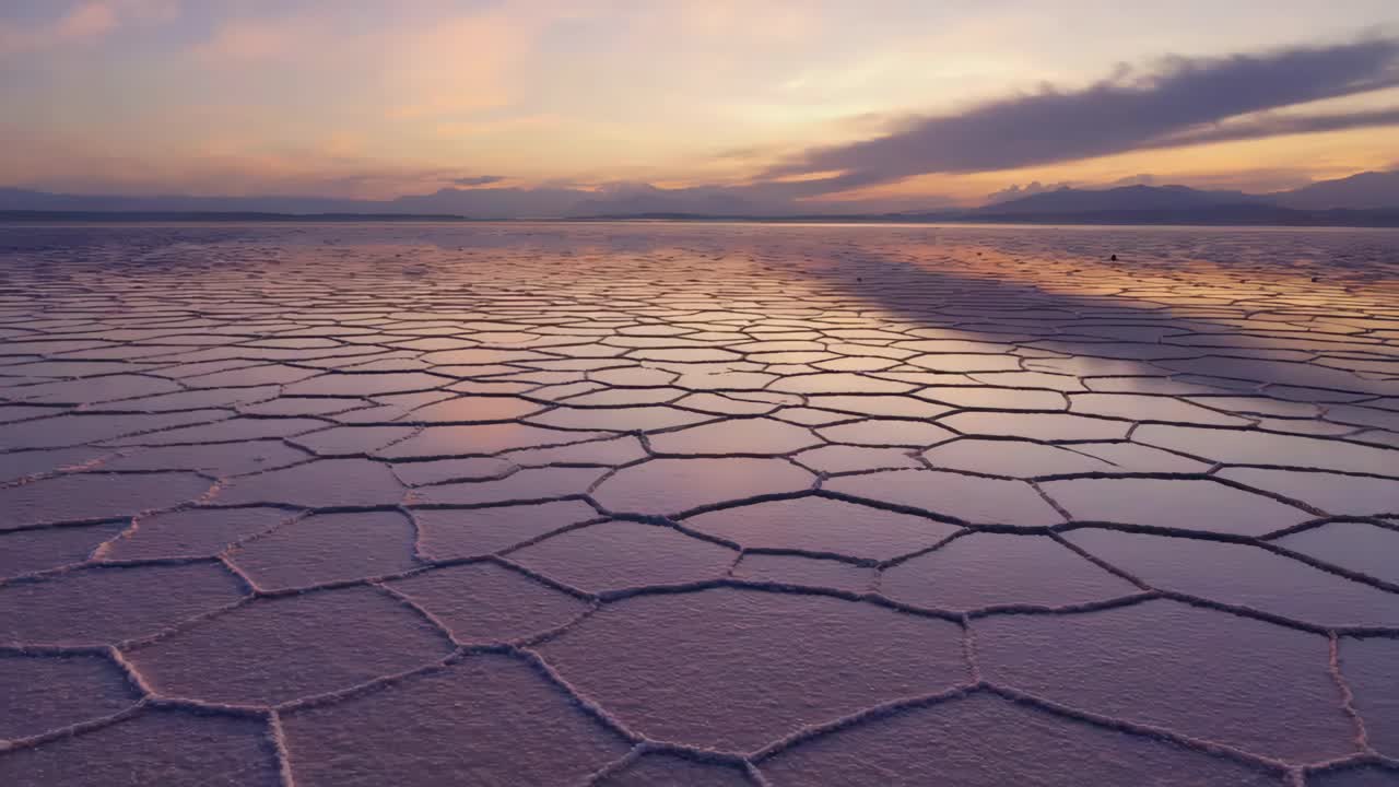 puesta de sol sobre las llanuras de sal