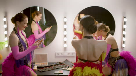 tres showgirls preparándose en el backstage 1