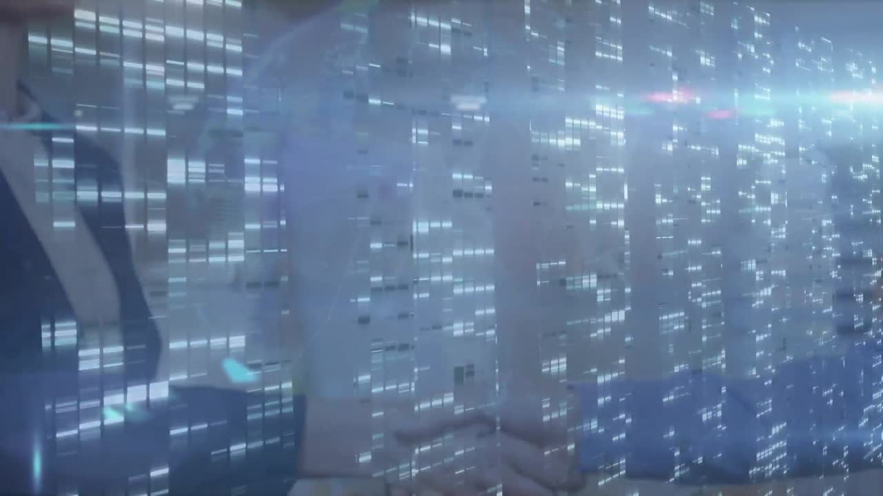 animación de puntos de luz sobre hombres de negocios caucásicos estrechando la mano en la oficina