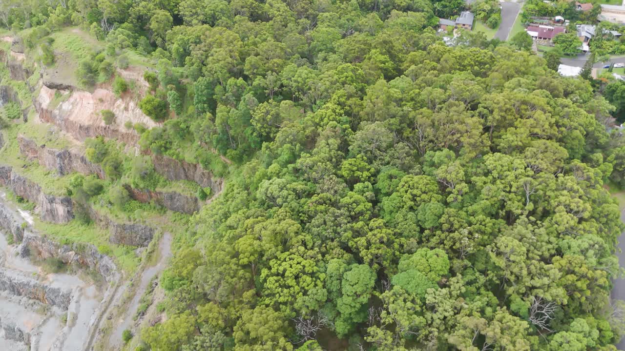 vista aérea de la cantera y el bosque circundante