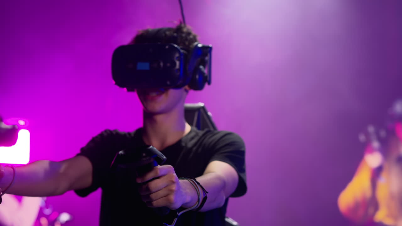 Adolescenti che giocano con un visore per la realtà virtuale in uno studio
