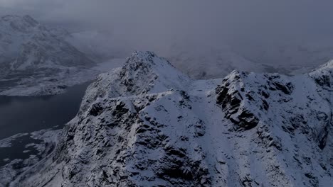 Luftaufnahme-Der-Schönen-Landschaft-Des-Schneebedeckten-Berges-Norwegens-Im-Winter