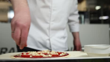 el chef preparando una pizza