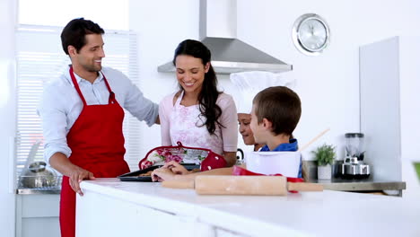 Madre-Trayendo-Galletas-Recién-Horneadas-A-La-Familia