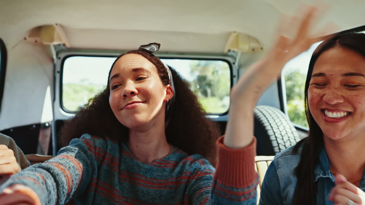 baile, viaje por carretera y mujeres en una furgoneta en aventura