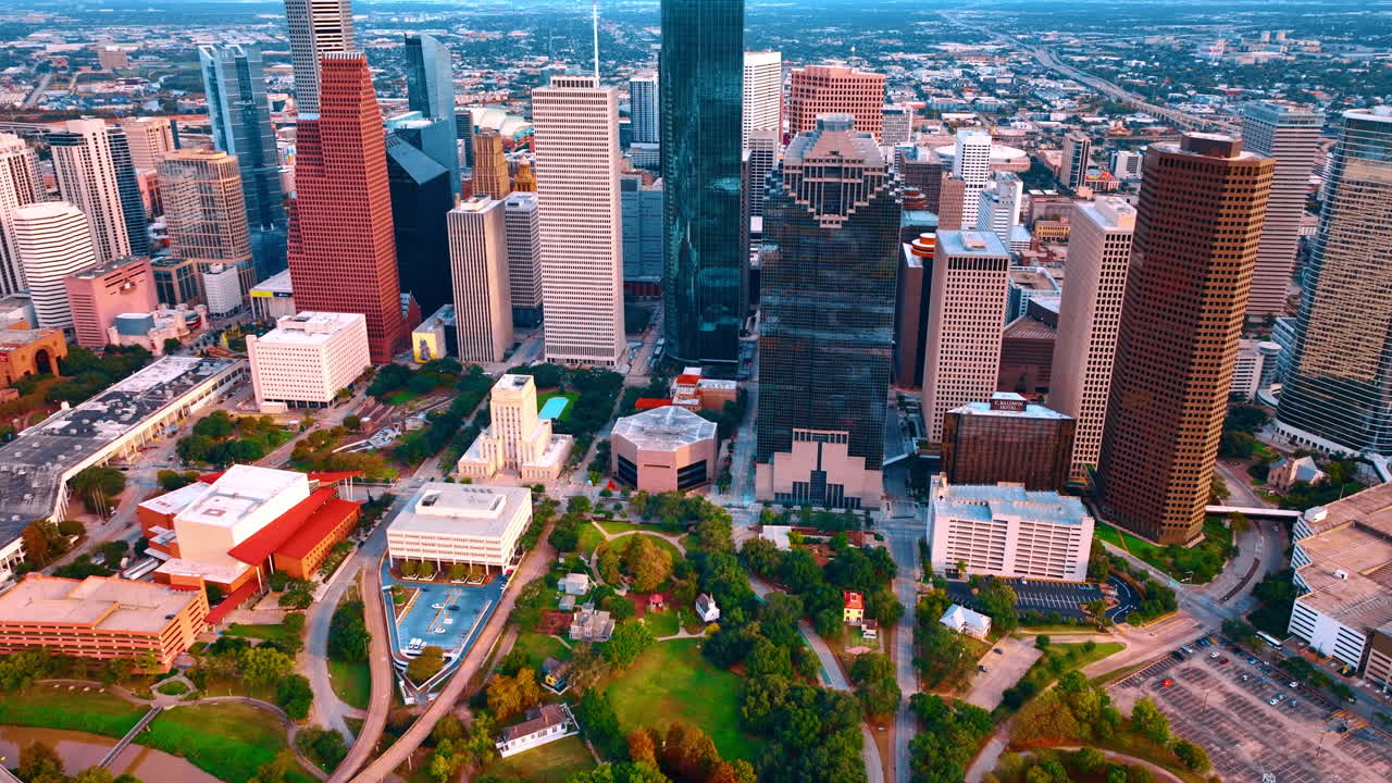 Houston, EE. UU., 21 de noviembre de 2025: Horizonte del centro de Houston con un parque urbano verde. Toma aérea cenital de rascacielos y edificios históricos en el Parque Sam Houston al atardecer en Houston, Texas.
