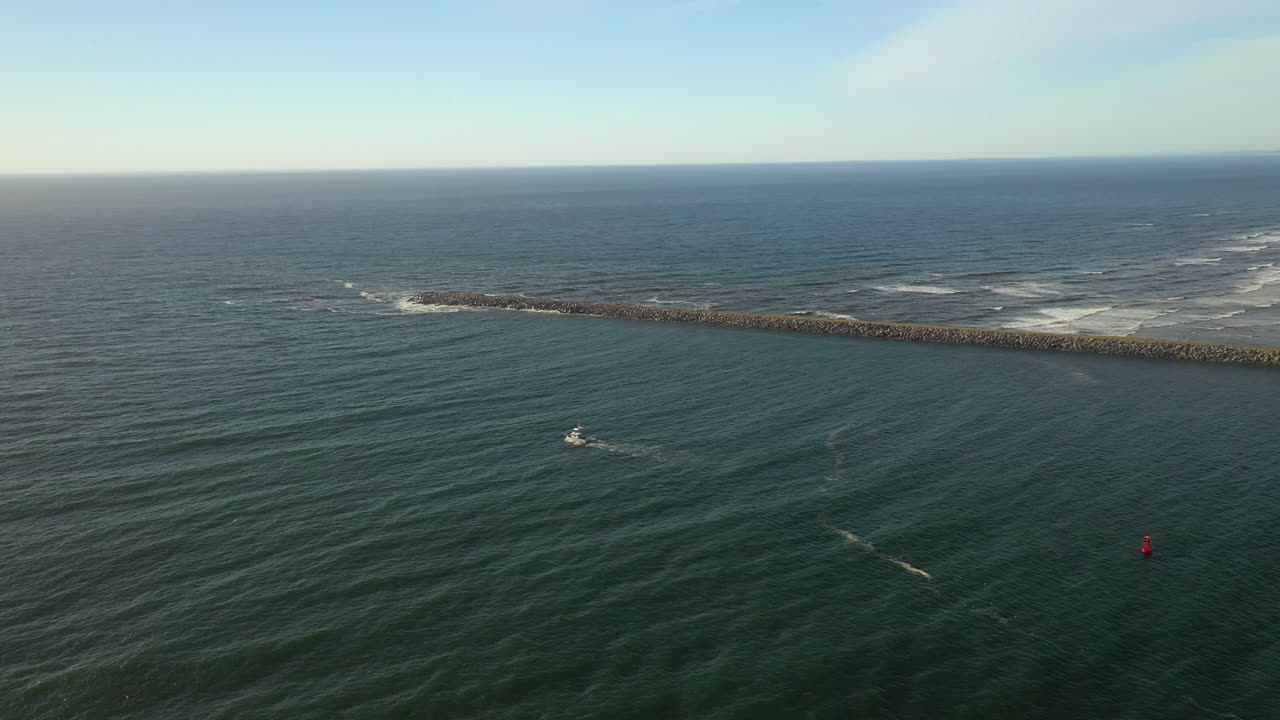 barco de pesca saliendo de la bahía hacia el océano abierto cerca de la bahía de coos, oregon