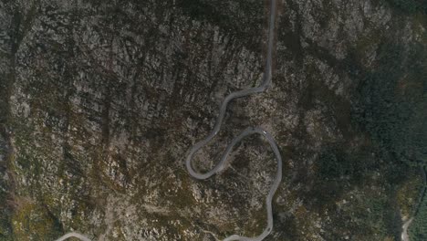 viaje por carretera en coche a lo largo de los caminos de montaña y serpentinas