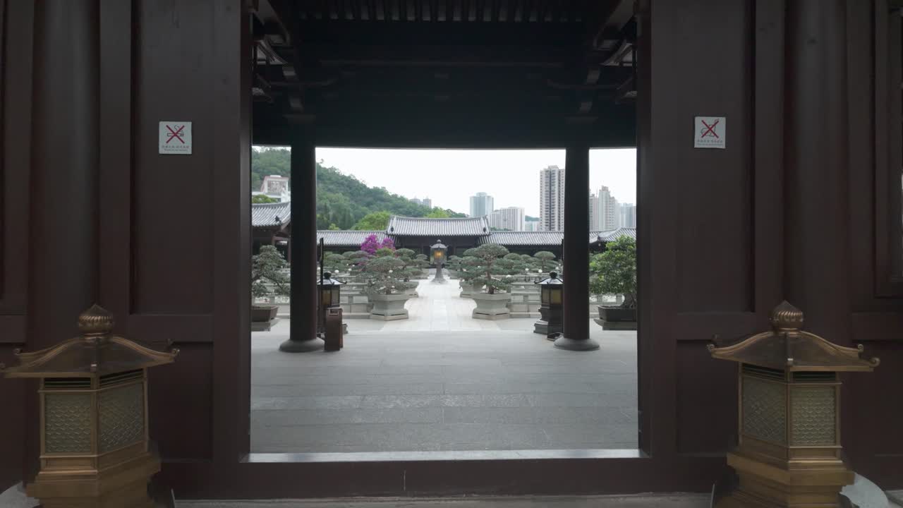 南蓮園池のあずまやの入り口から見た、左右対称の盆栽のフレーミングされた視点。