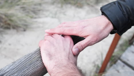 Nahaufnahme-Einer-Männlichen-Hand-Mit-Einem-Anderen-Mann,-Der-Die-Hand-Berührt-Und-Gleichgeschlechtliche-Beziehungen-Und-Liebe-Symbolisiert