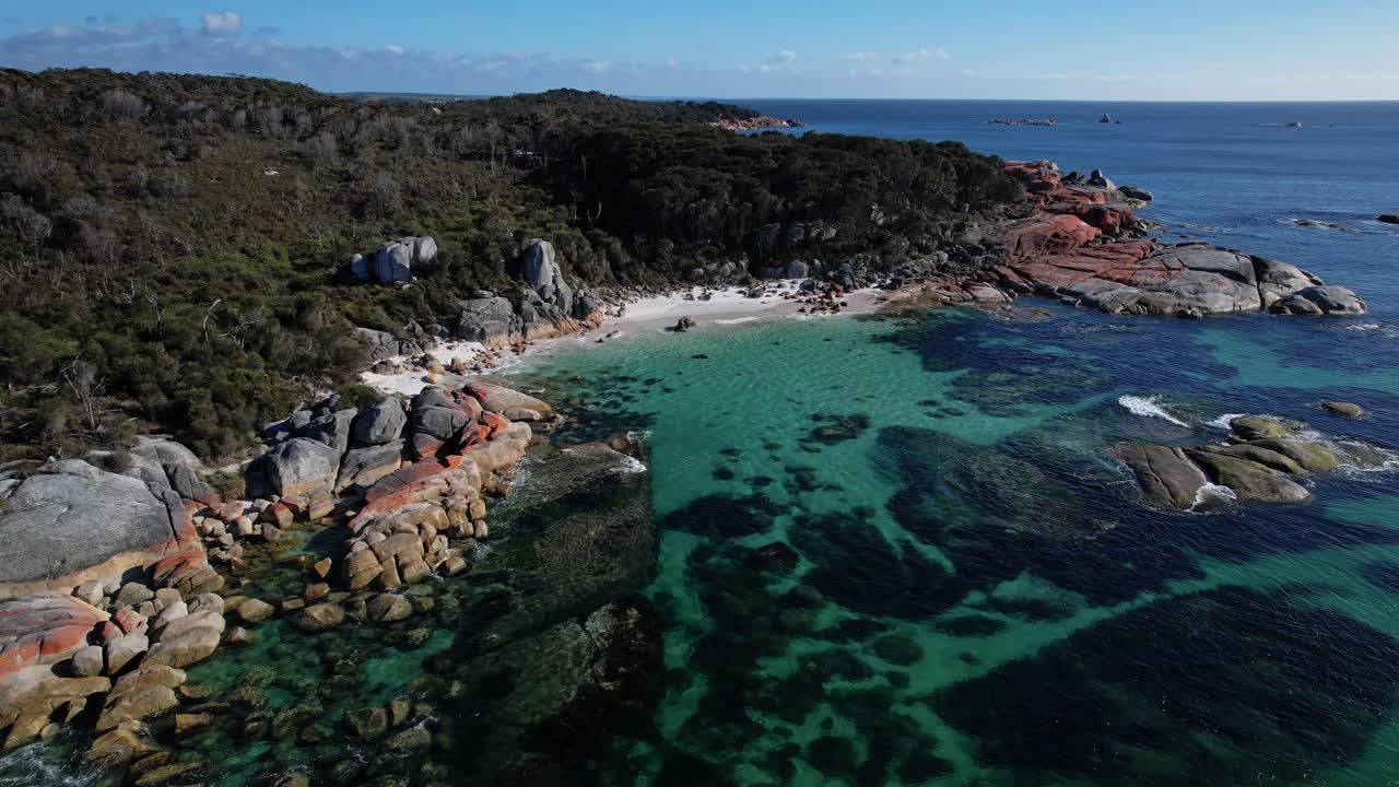 Cosy Corner North, Camping Beach in Tasmania, Australia - Zoom indietro aereo