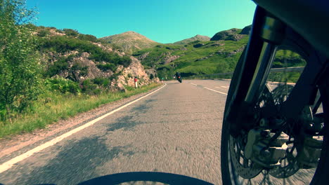 Motocicletas-En-La-Carretera-Abierta-A-Través-De-Las-Montañas-De-Glencoe-Escocia