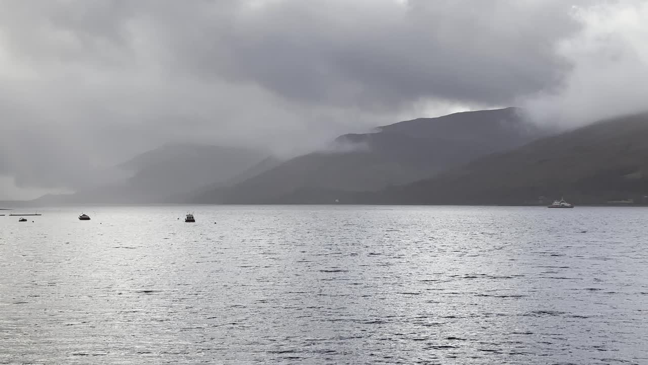 스코틀랜드 고원 에서 구름 과 안개 가 가득 한 날