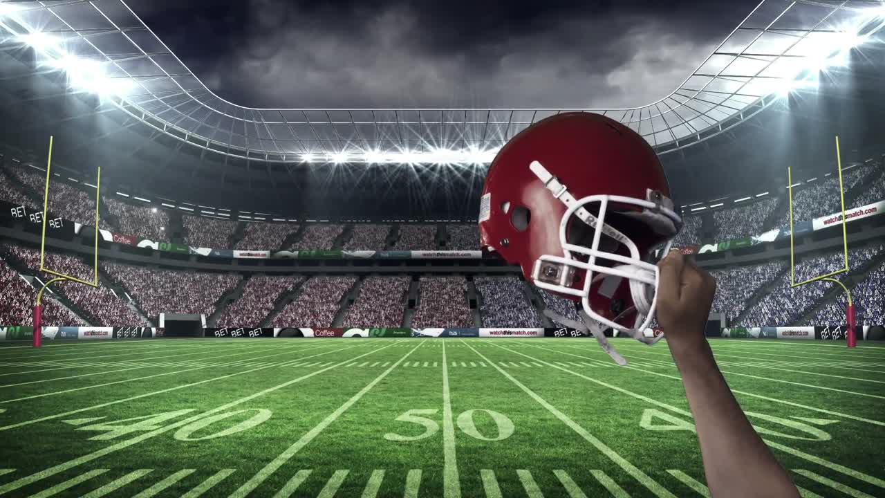 Giocatore di football americano che alza il casco