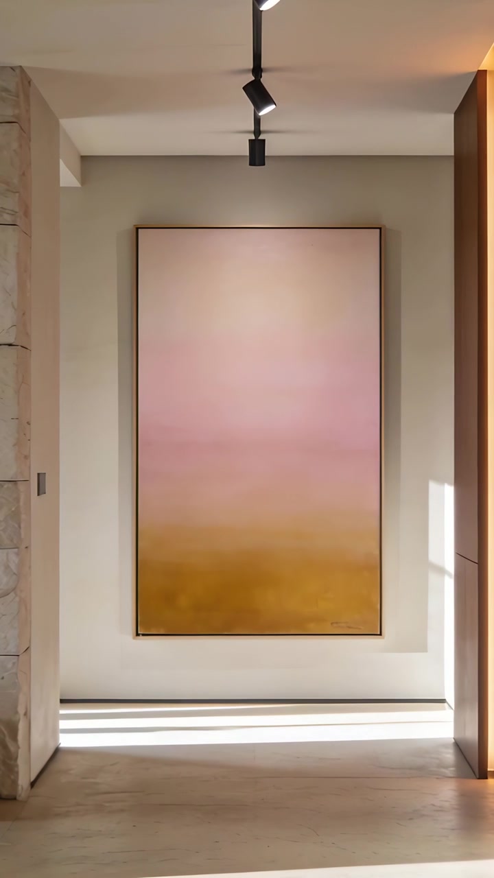 Video verticale: Dolly che si avvicina a un dipinto sfumato in un corridoio della galleria, mostrando l'opera d'arte in modo discreto.
