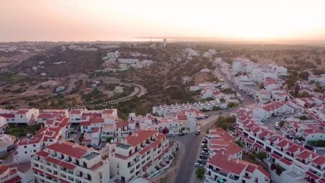 Hermosa-Vista-Desde-El-Ojo-De-Pájaro-De-Una-Ciudad-En-España-Durante-La-Puesta-De-Sol