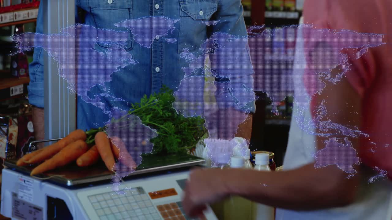 Cliente che seleziona carote e le posiziona sulla bilancia per prodotti freschi, mentre l'impiegato indica il display, confermando il peso.