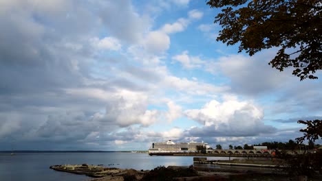 hermoso movimiento time-lapse de nubes moviéndose hacia el mar báltico en la costa de la ciudad de tallinn, estonia