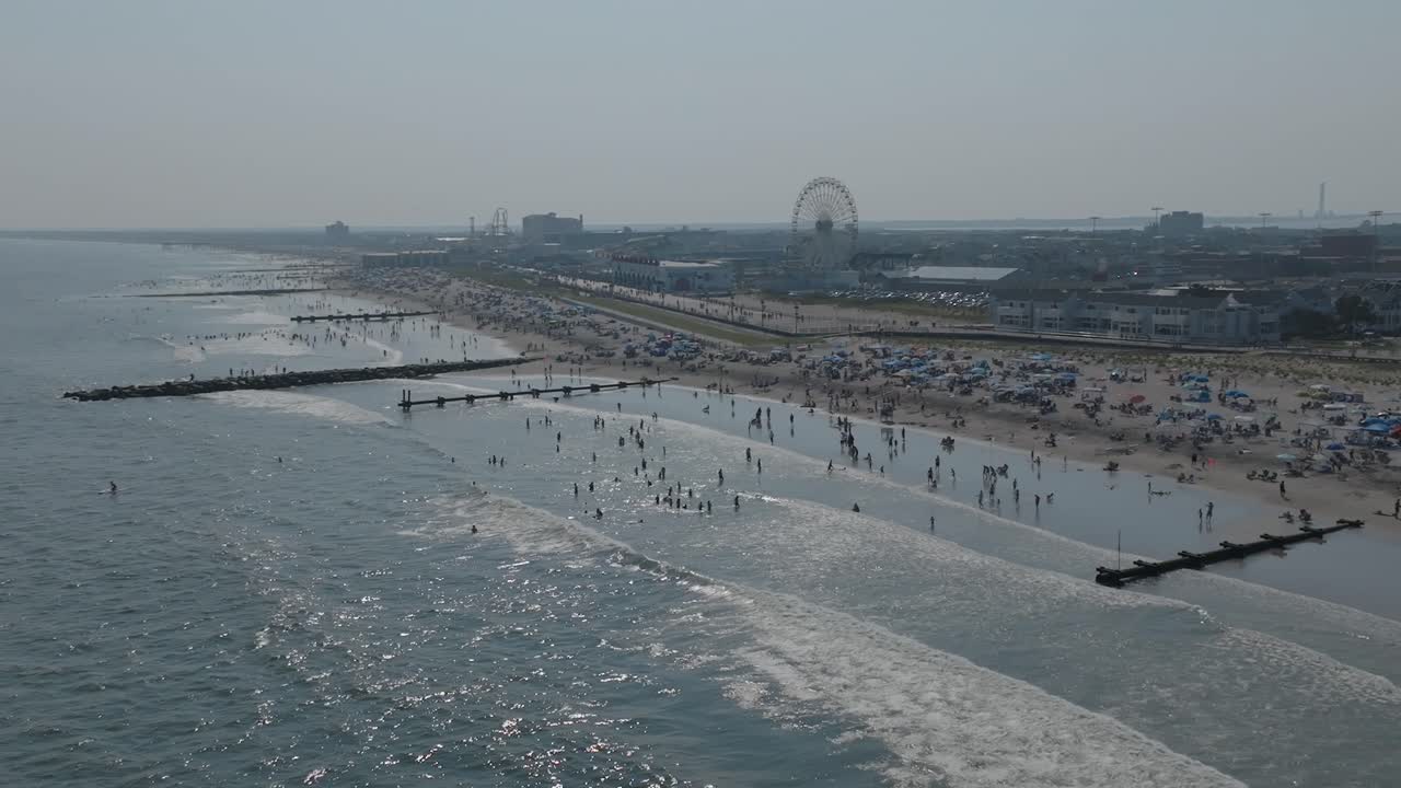 뉴저지 오션시티의 비는 여름 해변.