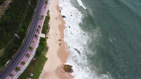 vuelo aéreo hacia atrás de la playa en la costa de vietnam