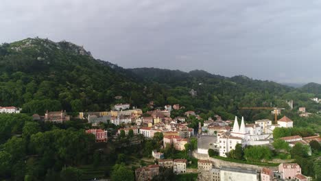 imágenes aéreas del histórico palacio de sintra en portugal