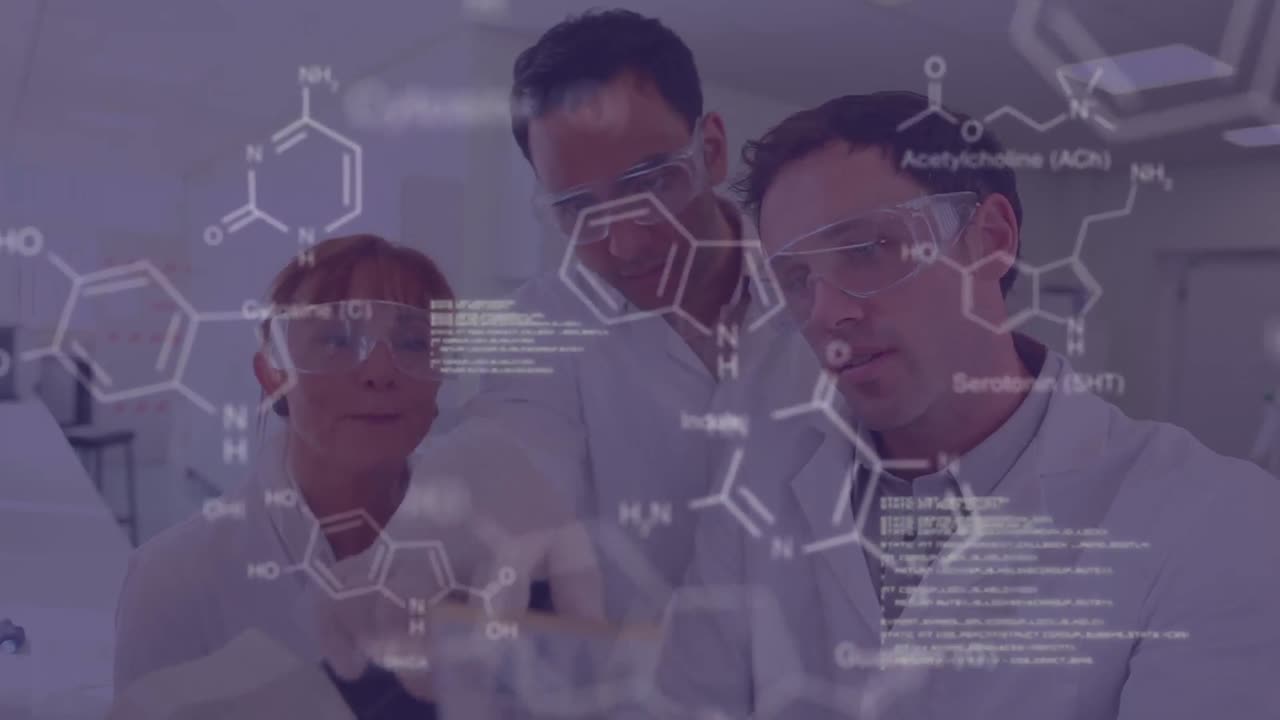 tres científicos y un microscopio con texto en movimiento y datos científicos