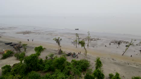 playa marítima de kuakata con bosque de magrove y barcos de pesca en la costa durante la marea baja en bangladesh