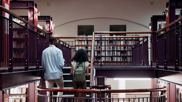 Studenti che parlano in biblioteca